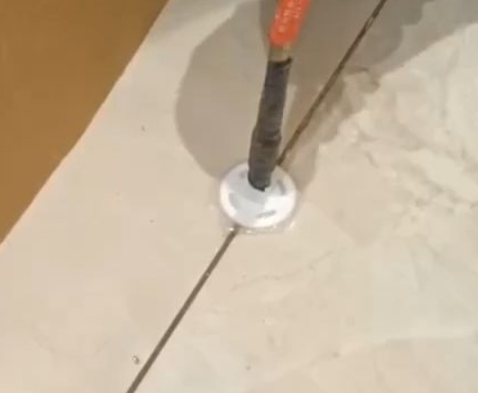 丰顺瓷砖空鼓维修公司专业解答瓷砖在铺贴过程中，如果没有涂抹均匀到位的粘结材料（如水泥砂浆或瓷砖胶），可能会导致以下问题
