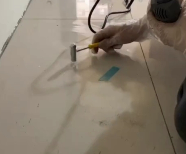 丰顺瓷砖开裂维修公司专业分享瓷砖在铺贴前如果没有沥干水分，将会导致以下问题