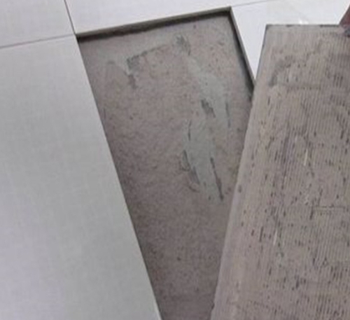 丰顺瓷砖空鼓维修公司分享瓷砖铺贴时如果打浆（即涂抹在瓷砖背面和基层上的砂浆或瓷砖胶）过少，会带来以下问题